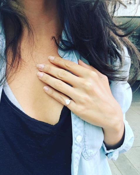 many-women-are-putting-engagement-rings-on-their-pinkies-here-s-what